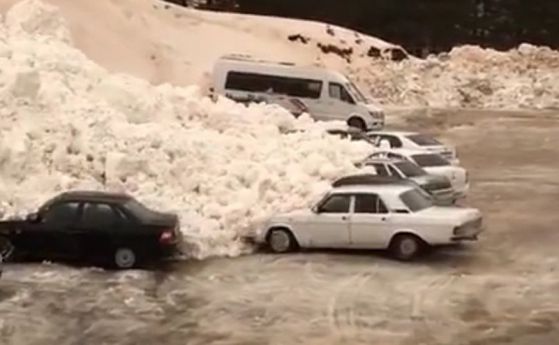 Лавина отнесе куп коли в Русия (видео)
