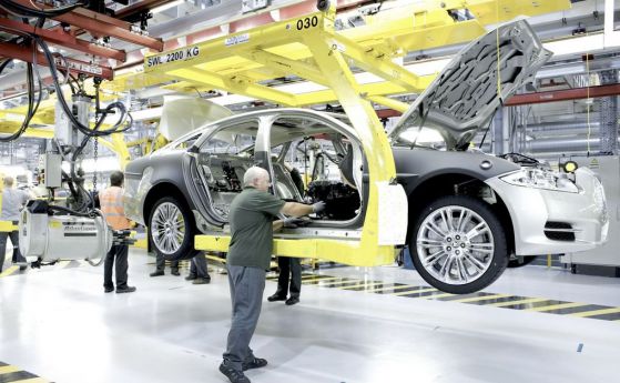 Jaguar Land Rover съкращава служители и орязва производството заради 