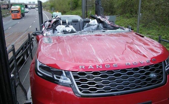Шофьор на автовоз инцидентно изобрети Velar кабрио