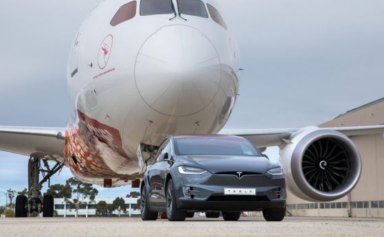 Tesla Model X дърпа Boeing 787-9 Dreamliner (видео)