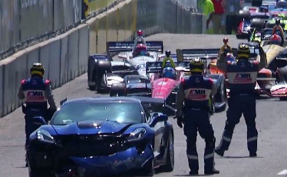 Шеф от General Motors разби Corvette ZR1 на старта на "Индикар" (видео)