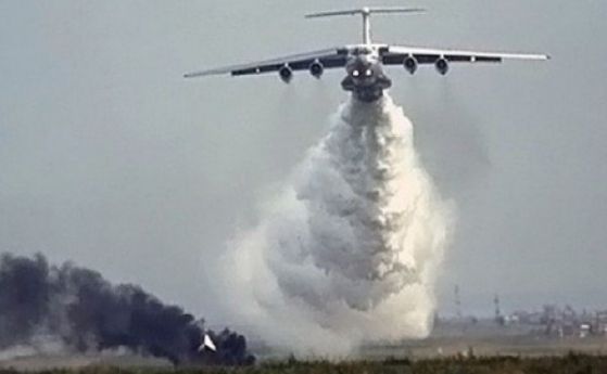 Самолет заля пътни полицаи с 40 тона вода (видео)