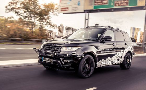 Безпилотен Range Rover се справи с натоварен път в Англия