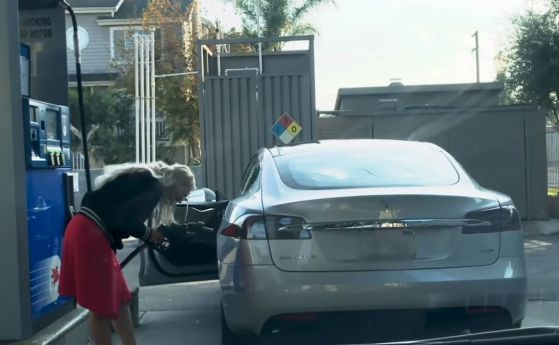 Да заредиш Tesla... на бензиностанция (видео)