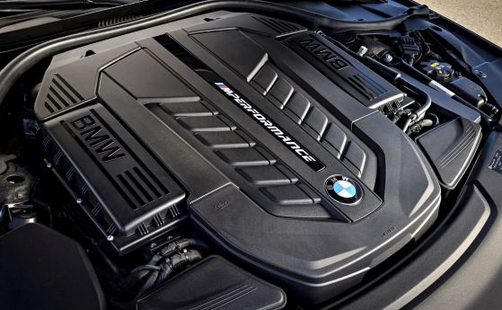 BMW няма да се откаже от V12 засега