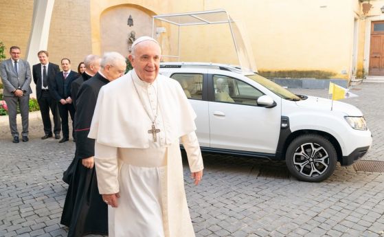 Dacia Duster стана Папамобил