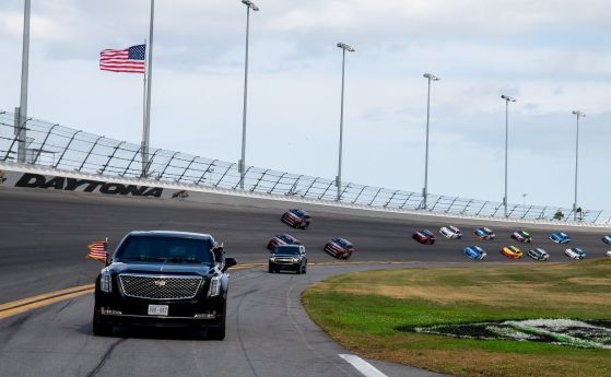 Доналд Тръмп се пусна с лимузината си в NASCAR (видео)