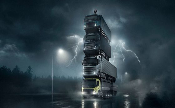 Епична движеща се кула от 4 камиона Volvo (видео)