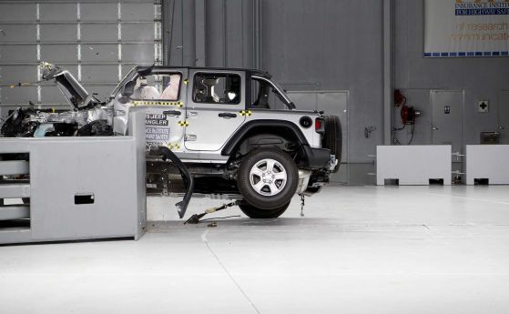 Jeep Wrangler с издънка при челен краш-тест (видео)