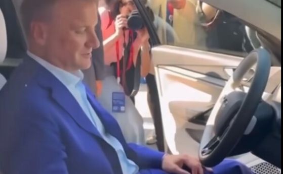 Резил по руски: Новата Лада не запали по време на презентацията си