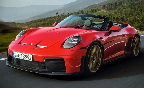 Истинска наслада: Porsche пусна кабриолет с атмосферен ДВГ и ръчни скорости