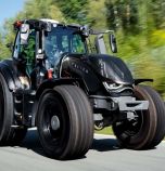 Трактор на писта от Формула 1? Valtra T236 вдигна 87 км/ч на „Ред Бул Ринг“ (ВИДЕО)