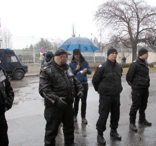 Засилено полицейско присъствие на протест пред Руското посолство