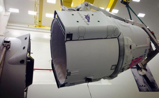 SpaceX ще направи опит за меко кацане върху плаваща платформа (стрийм)