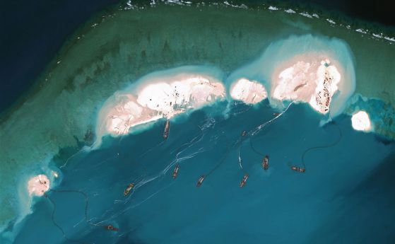 Изкуствени острови се появяват върху риф в спорна морска зона