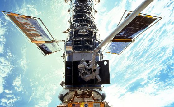 Космическият телескоп Хъбъл отбелязва своя 25-годишен юбилей в орбита около Земята