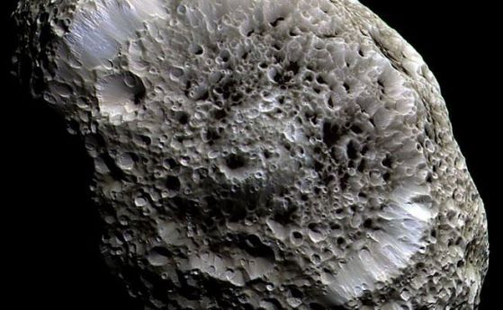 Касини отправя последен поглед към луната на Сатурн Хиперион (видео)