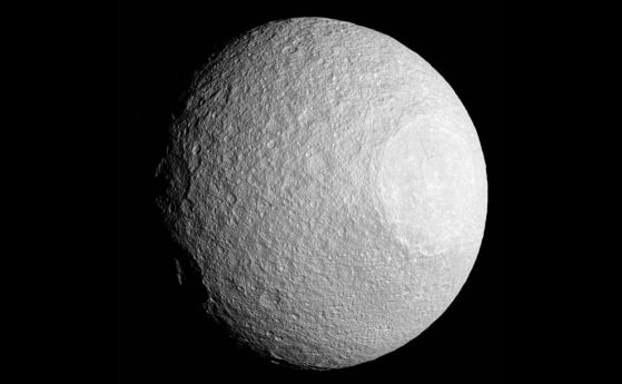 Станцията Cassini изпрати снимка на Тетида, спътника на Сатурн