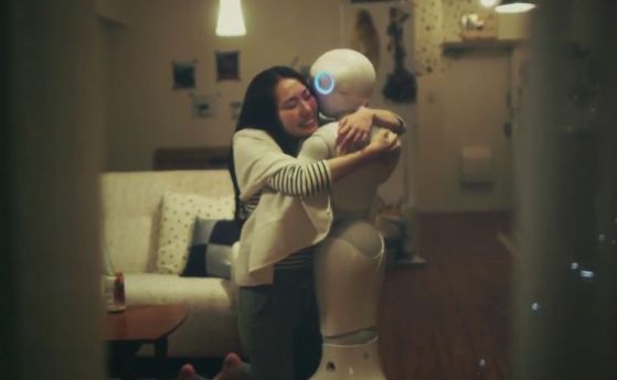Емоционален робот ще ви прегърне, когато ви е тъжно (видео)
