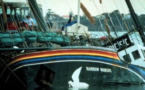 На 10 юли 1985 г., агенти на френските тайни служби потопяват кораба "Rainbow Warrior" на "Грийнпийс"