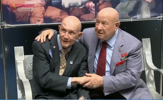 Трогателна среща в Москва на командирите на Союз и Аполо 40 години след скачването