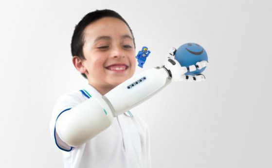 Създадена е детска протеза, съвместима с LEGO (видео)