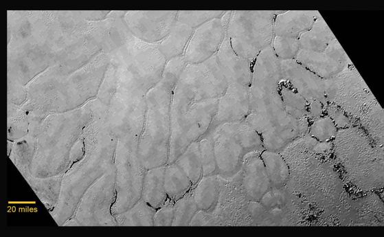 Снимки на детайли от замръзналите равнини в "сърцето" на Плутон