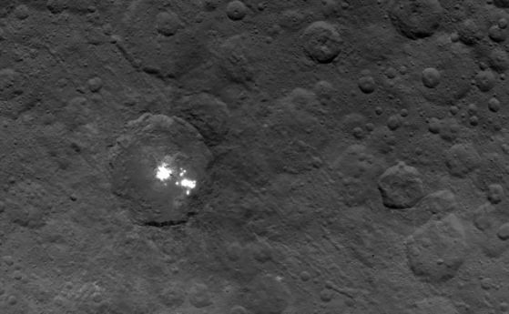 Забелязан е "дим" над кратера на Церера