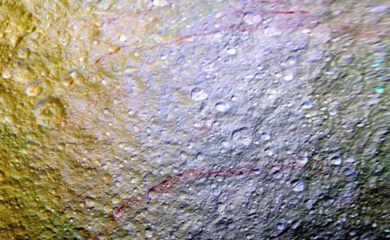 Мистериозни червени ивици са забелязани на спътника на Сатурн Тетида