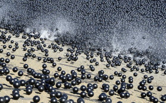 Море от черни пластмасови топчета ще помогне на Калифорния да спаси част от водата си