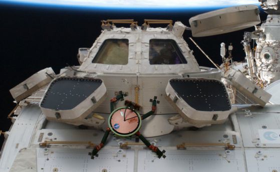 НАСА създаде робот, който ще пълзи върху космическия кораб (видео)