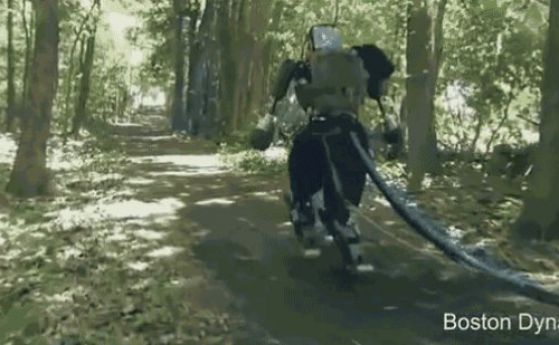 Роботът Atlas се разходи в гората "като човек" (видео)