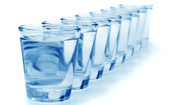 Tрябва ли да пием по 8 чаши вода на ден?
