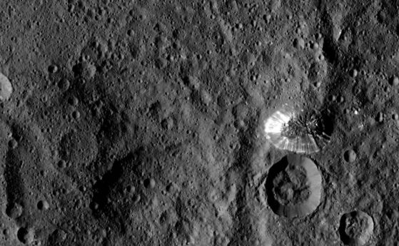 Шесткилометрова планина на Церера засне апаратът на НАСА