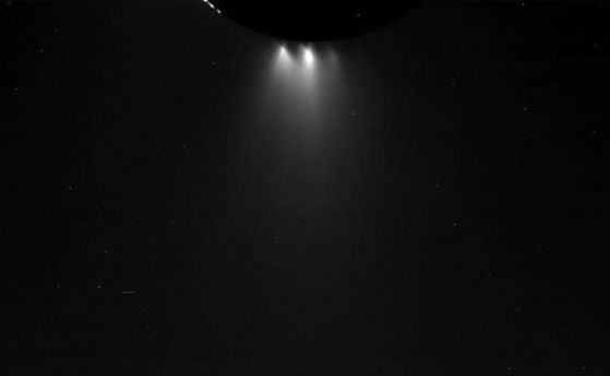 Първи снимки от най-близкото прелитане до Енцелад, спътник на Сатурн (видео)