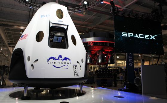 Първи поглед във футуристичния 7-местен "Crew Dragon" на SpaceX (видео)