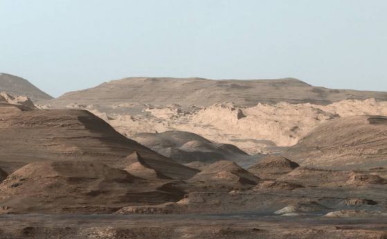 Curiosity засне богата на желязо планина в кратера Гейл