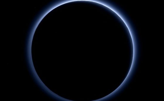 Синьо небе и воден лед на Плутон