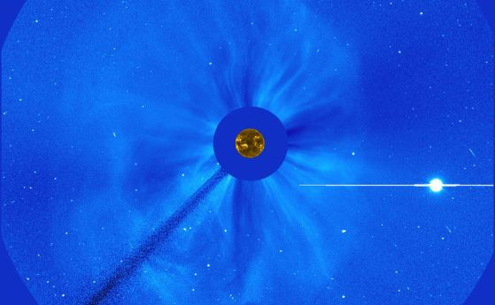 Това изображение на изхвърляне на коронална маса, или CME, е направено от слънчевата и хелиосферна обсерватория на НАСА, или SOHO, на 5 март 2013 г. Това събитие е ореол CME, кръстен на начина, по който светещият облак от слънчев материал се разпространяв