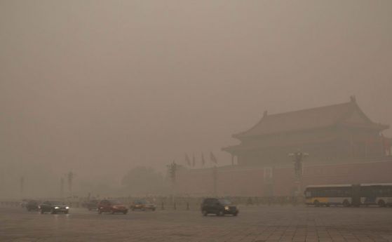 В Пекин обявяват извънредно положение, докато дебел смог обгърна целия град