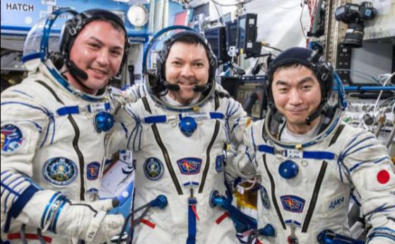 След 141 дни в космоса екипажът на МКС успешно се прибра на Земята (видео)