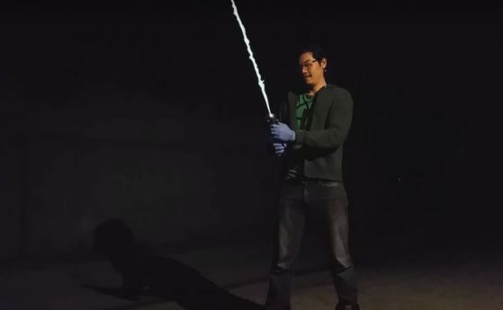 Американски инженер направи огнен джедайски меч (видео)