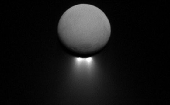 Нова снимка на ярките струи на Енцелад (видео)