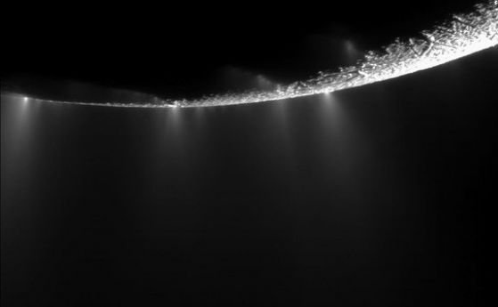 Мощността на гейзерите на Енцелад, една от луните на Сатурн, е отслабнала наполовина