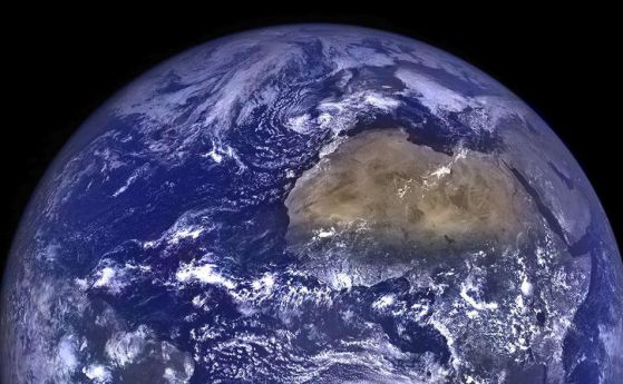 НАСА публикува красива снимка на Земята, направена от Луната