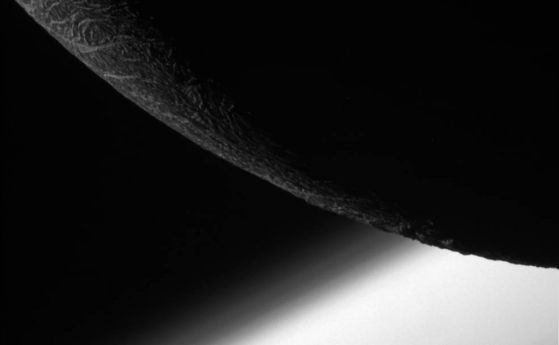 Космическият апарат Касини показа снимки след последното прелитане над Енцелад