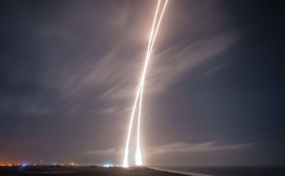  Историческо вертикално кацане след успешно достигане на орбита на ракетата Falcon 9 (видео)