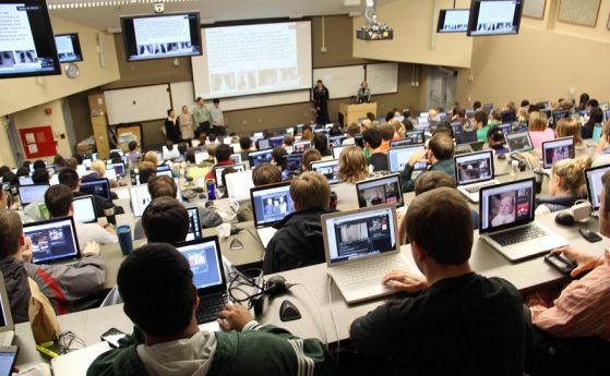 Преподавател забранява на студентите да използват лаптопи