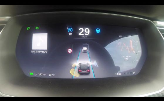 Автопилотът Tesla кара като старателен новак (видео)