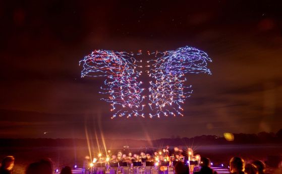 100 танцуващи дрона в нощното небе в уникален световен рекорд